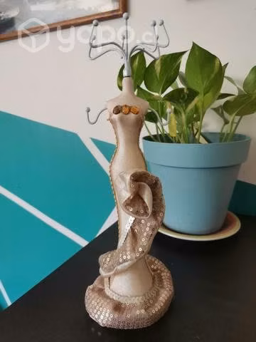 Figura para colgar accesorios