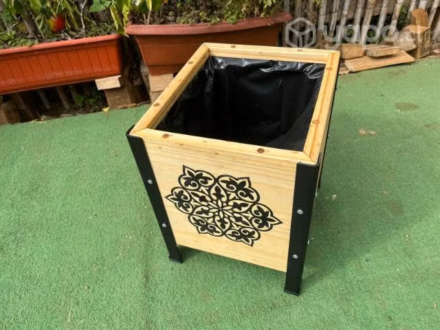 Jardinera de madera y metal