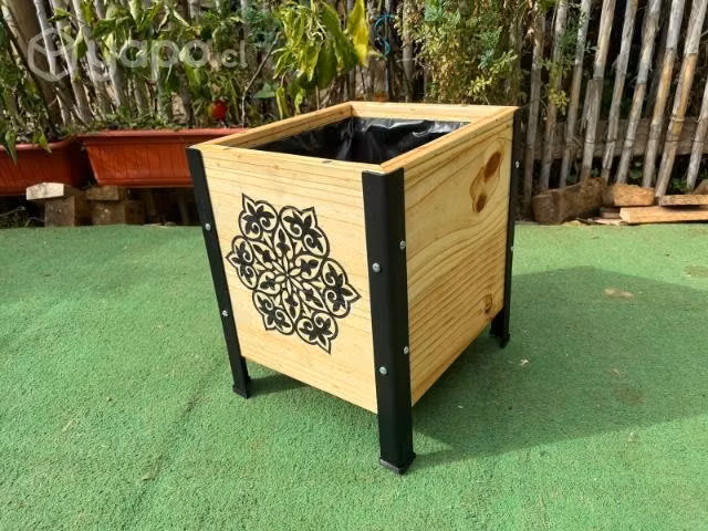 Jardinera de madera y metal