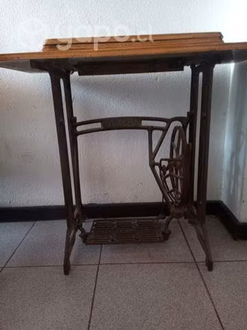 Mesa antigua de coser