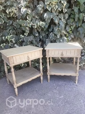 Par de veladores antiguos