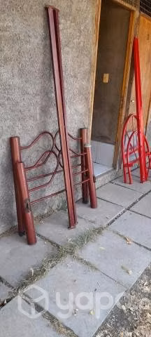 2 camas de 1 plaza con colchón y un velador