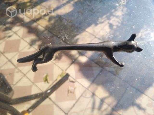 Antiguos posa cubiertos lobos