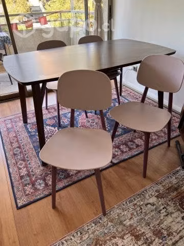 Mesa de comedor y sillas