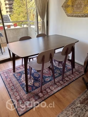Mesa de comedor y sillas
