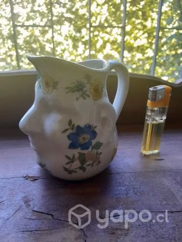 Bella jarra porcelana con rostro y diseño floral