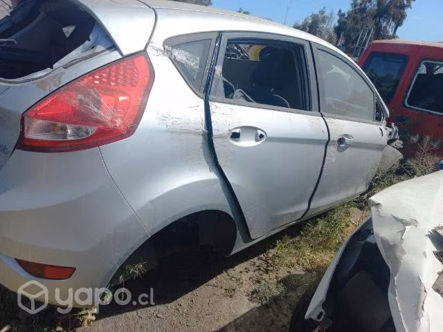 Puerta delantera ford fiesta sport o sedan 2015