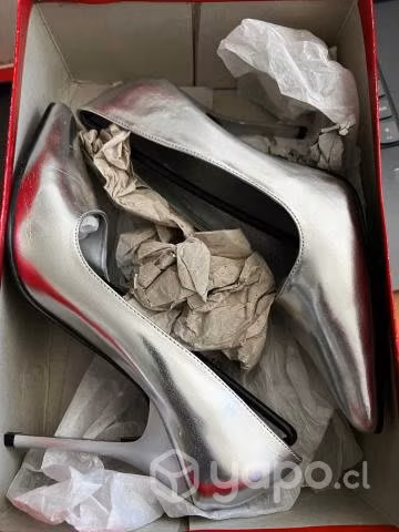 Zapatos taco alto color plata 37,5 mas menos