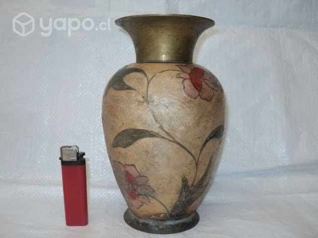 Florero Antiguo Y Pesado De Bronce Decorado - Imagen 2