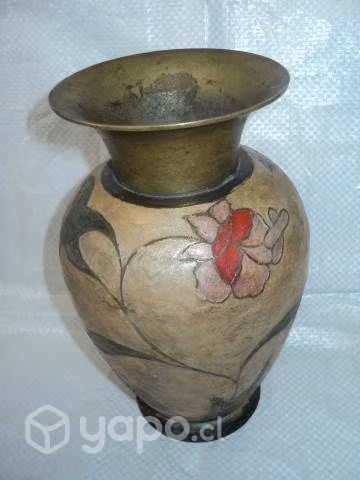 Florero Antiguo Y Pesado De Bronce Decorado - Imagen 3