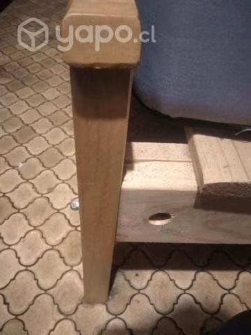 Cama de dos plazas con respaldo y colchón