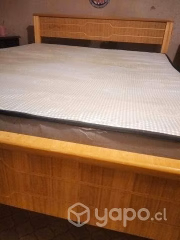 Cama de dos plazas con respaldo y colchón