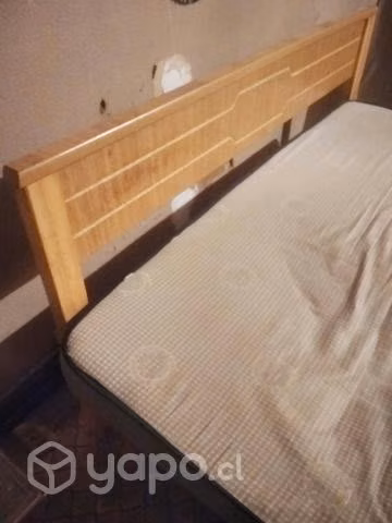 Cama de dos plazas con respaldo y colchón