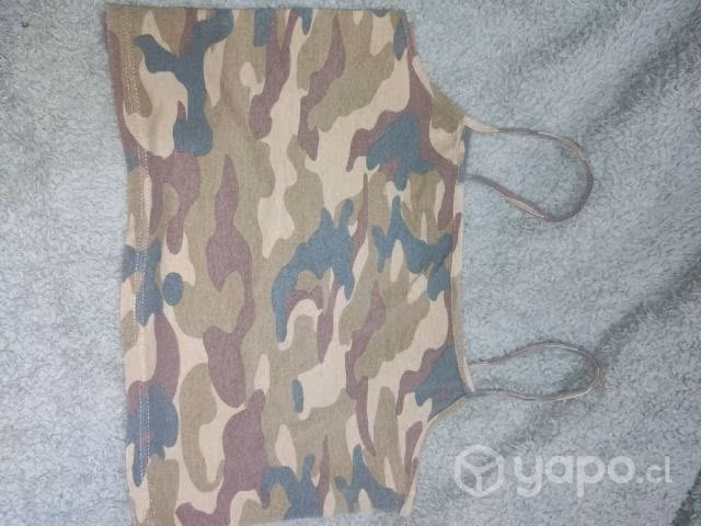 Top con estampado militar