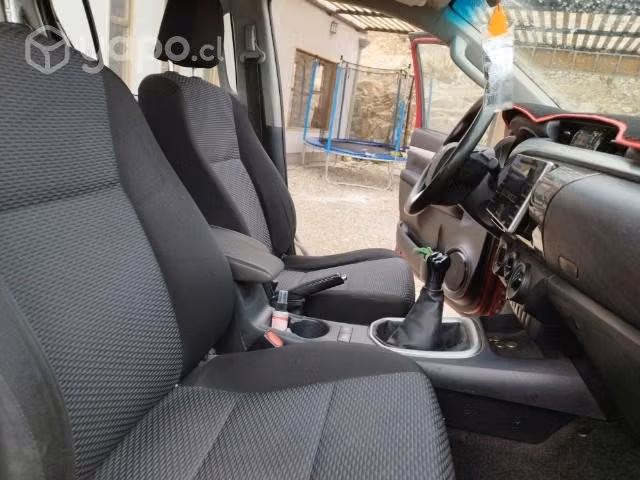 Camioneta Toyota hilux 4x2
