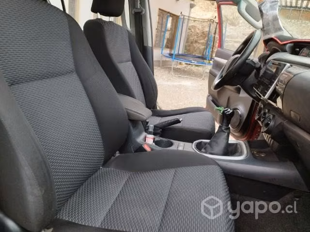 Camioneta Toyota hilux 4x2