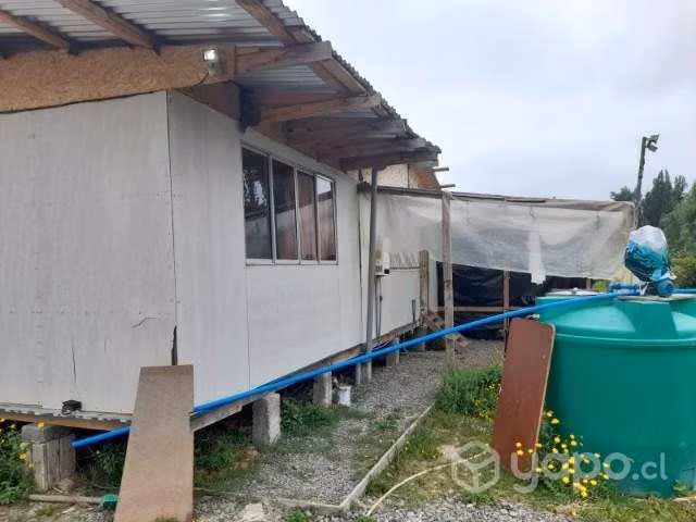 Se vende media hectárea con casa