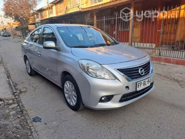 Nissan versa excelente estado