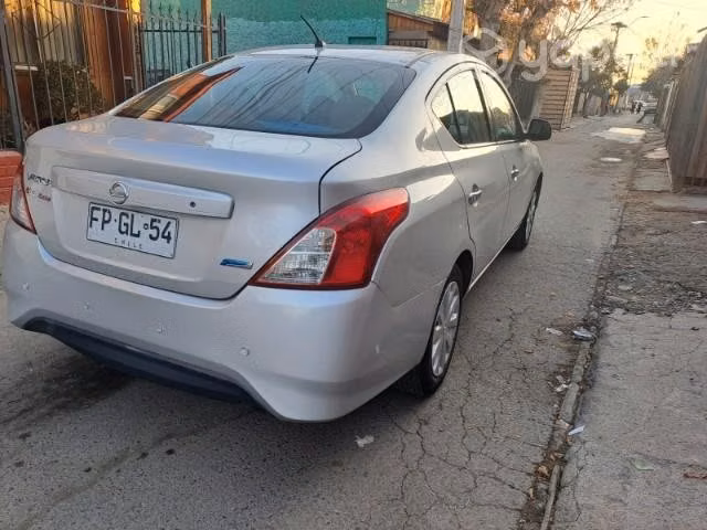 Nissan versa excelente estado