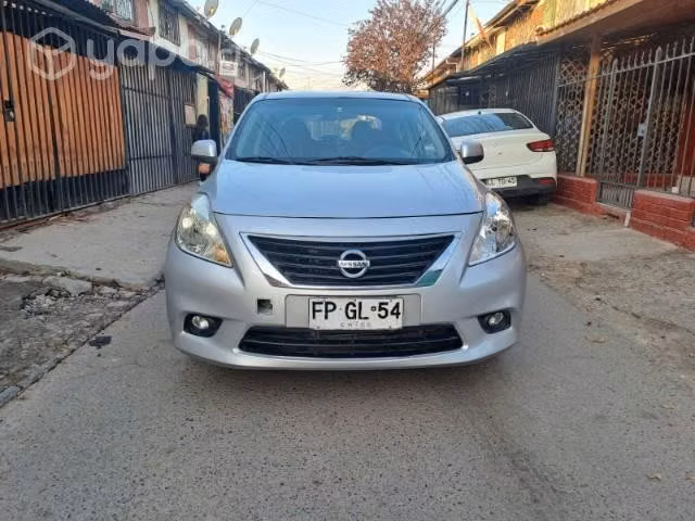 Nissan versa excelente estado