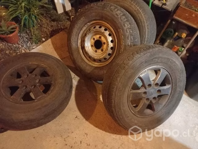 4 neumáticos con llantas en buen estado