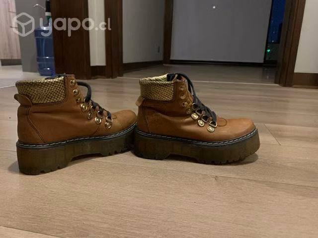 Botines 100% cuero marca Javiera Poch - Imagen 2