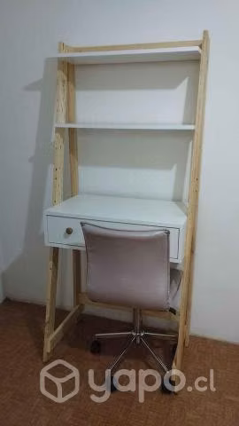 Escritorio con repisas y silla