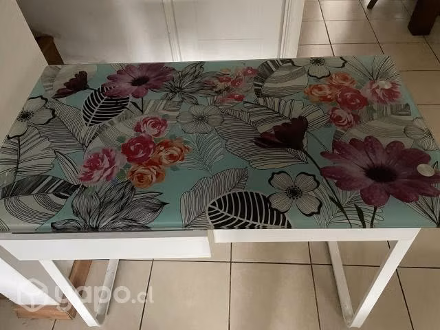 Escritorio con cubierta de vidrio