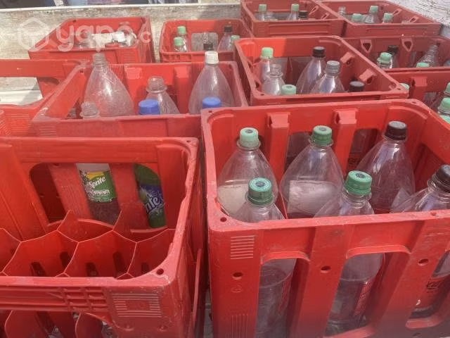 Cajas con envases de bebidas Vacío