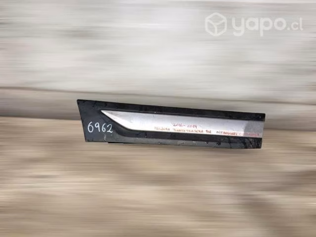 Moldura puerta tras rh mitsubishi outlander 16-20