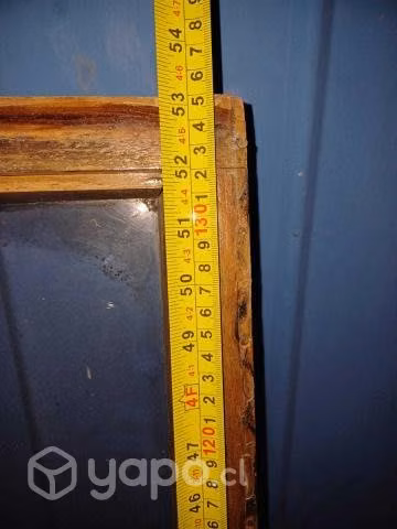 ventana de madera usada