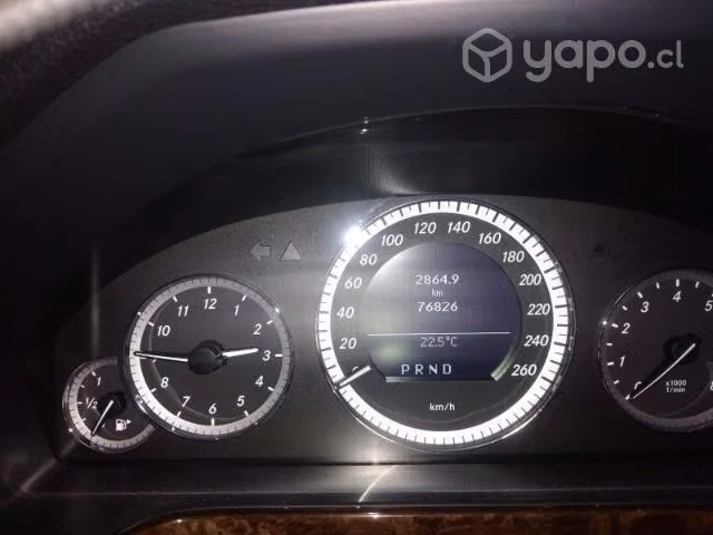 Vehículo Mercedes Benz 2011 impecable
