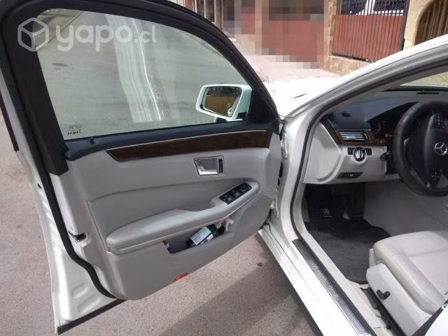 Vehículo Mercedes Benz 2011 impecable
