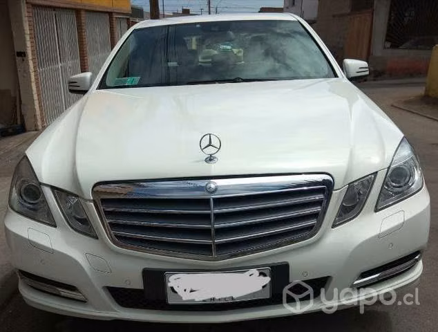 Vehículo Mercedes Benz 2011 impecable