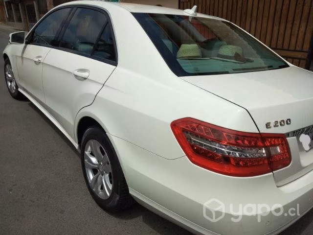 Vehículo Mercedes Benz 2011 impecable
