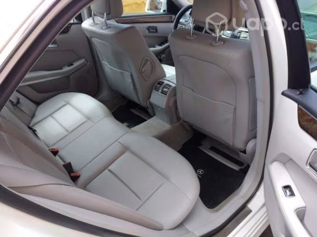 Vehículo Mercedes Benz 2011 impecable