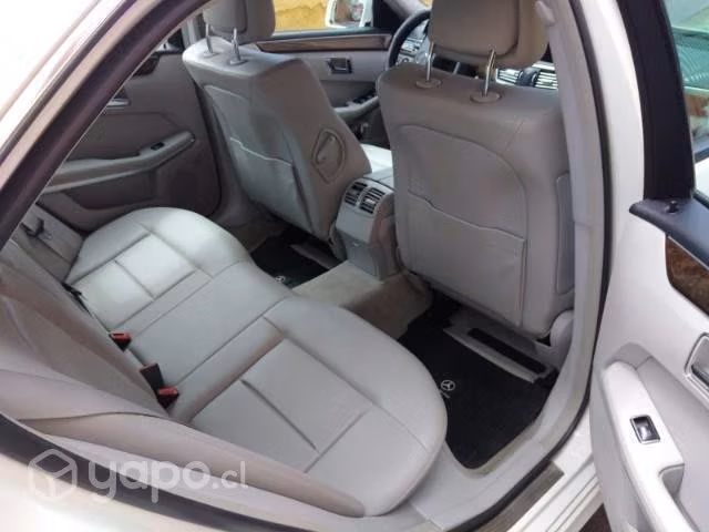 Vehículo Mercedes Benz 2011 impecable