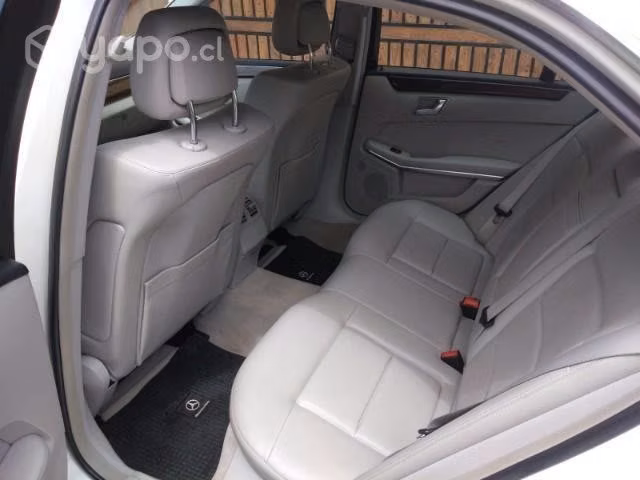 Vehículo Mercedes Benz 2011 impecable