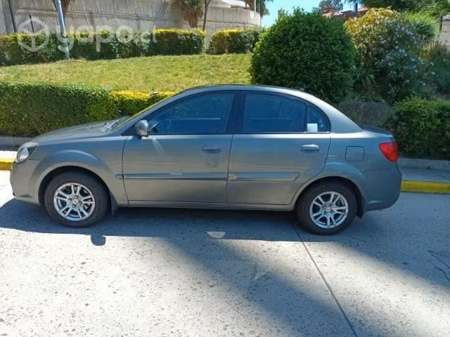 Kia rio año 2011 color gris.