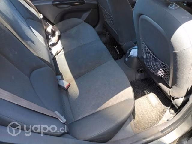 Kia rio año 2011 color gris.