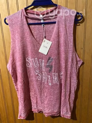 Poleras nuevas con etiqueta