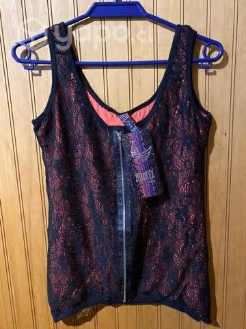Poleras nuevas con etiqueta