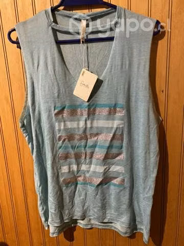 Poleras nuevas con etiqueta