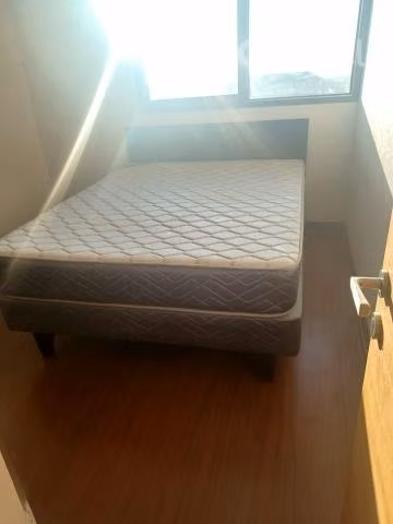 Cama con respaldo