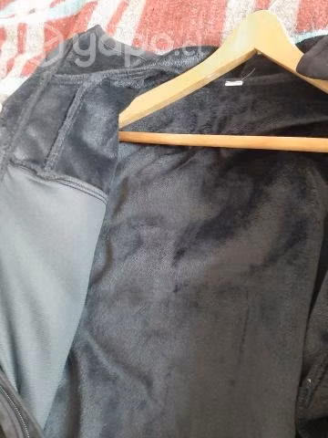 Casaca negra marca Forclaz seminueva