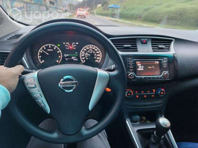 Vendo Nissan sentra B17 año 2017 ..