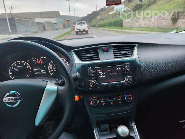 Vendo Nissan sentra B17 año 2017 ..