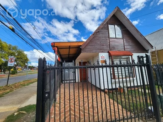 Céntrica casa con local comercial