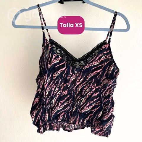 Blusa con encaje y jean gris