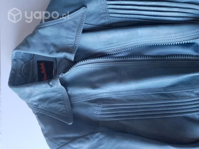 Chaqueta cuero celeste